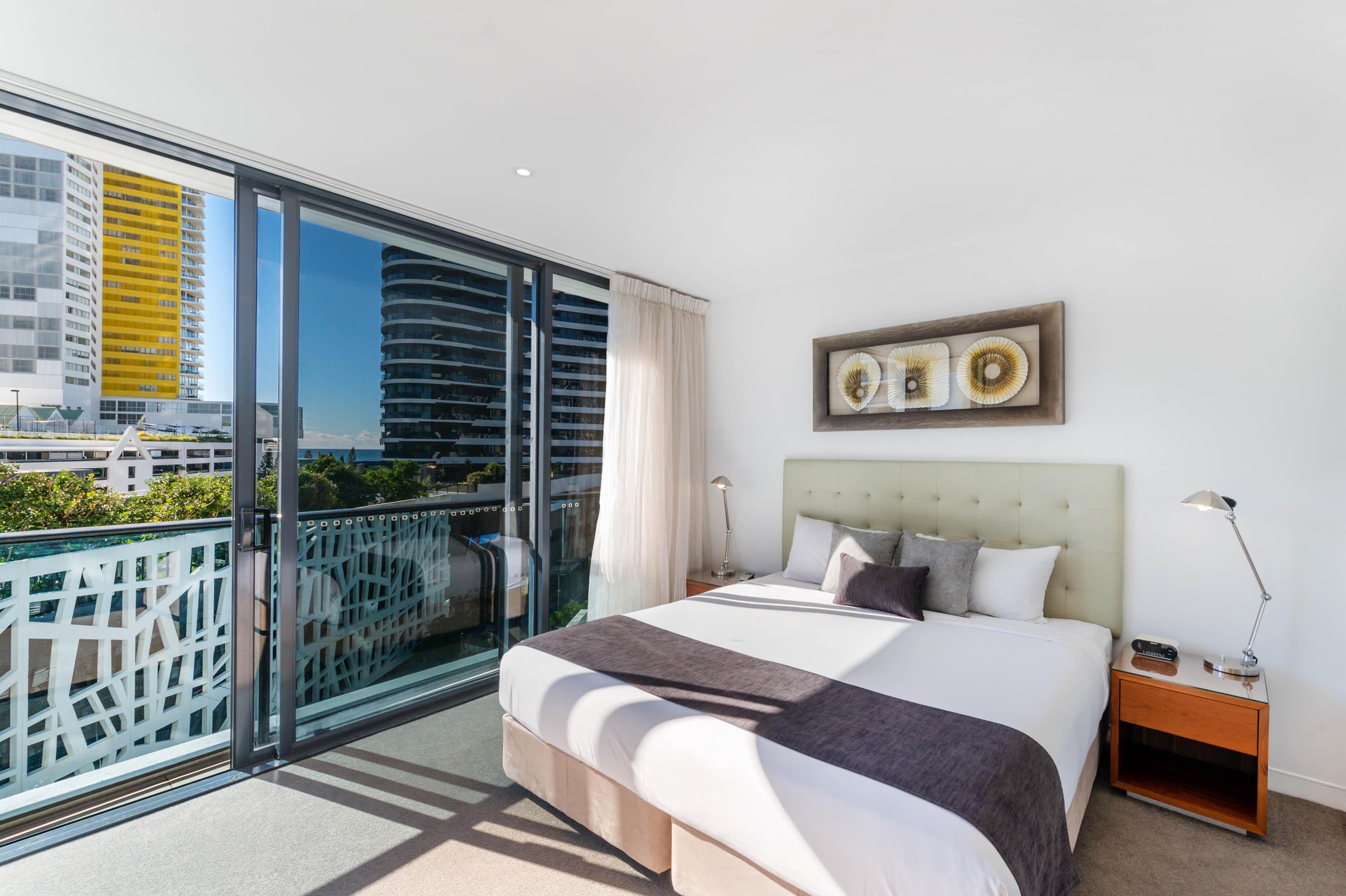 Peppers Broadbeach Gold Coast Eksteriør billede A bedroom in a typical apartment