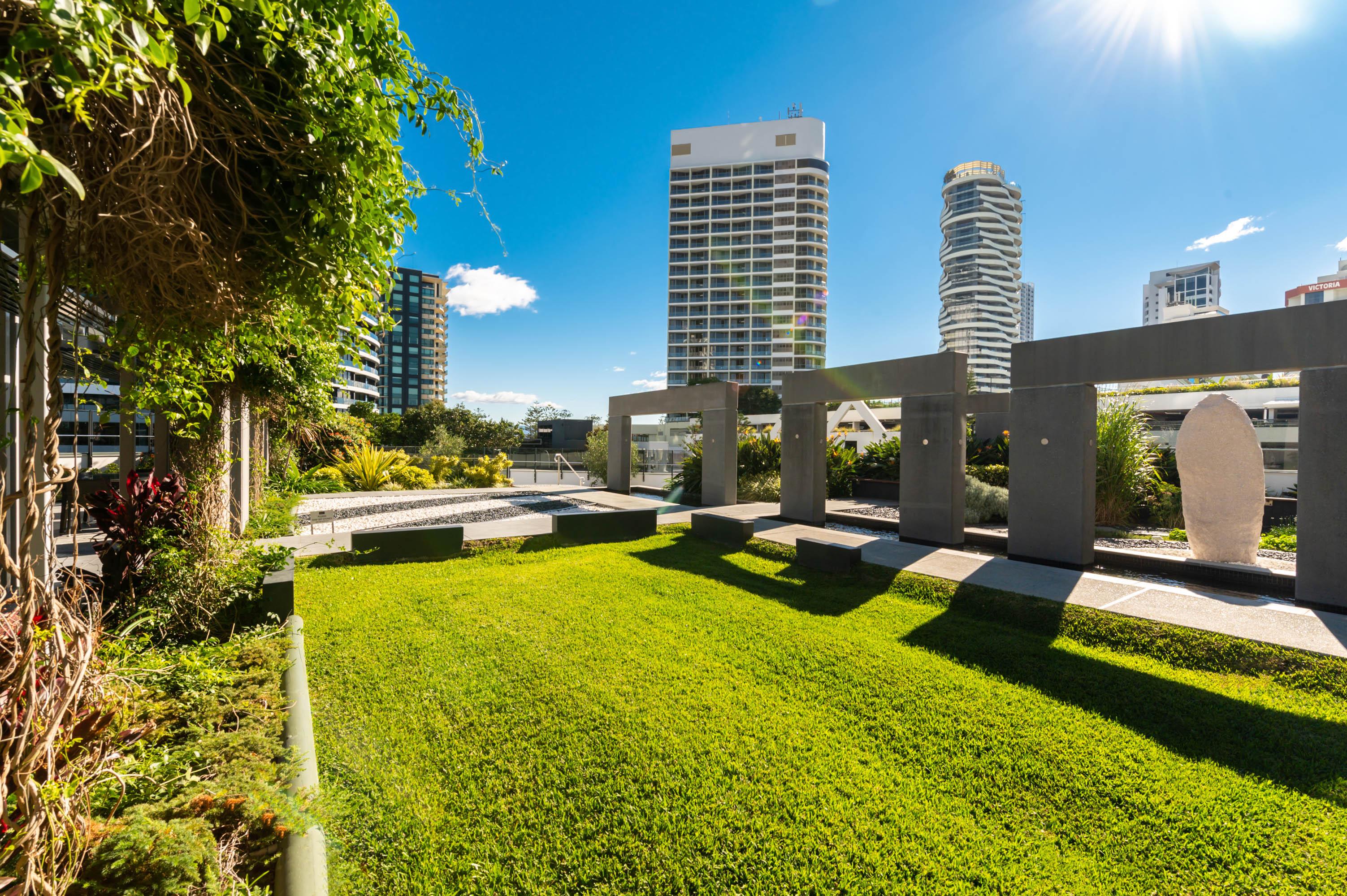 Peppers Broadbeach Gold Coast Eksteriør billede The park at the heart of the complex