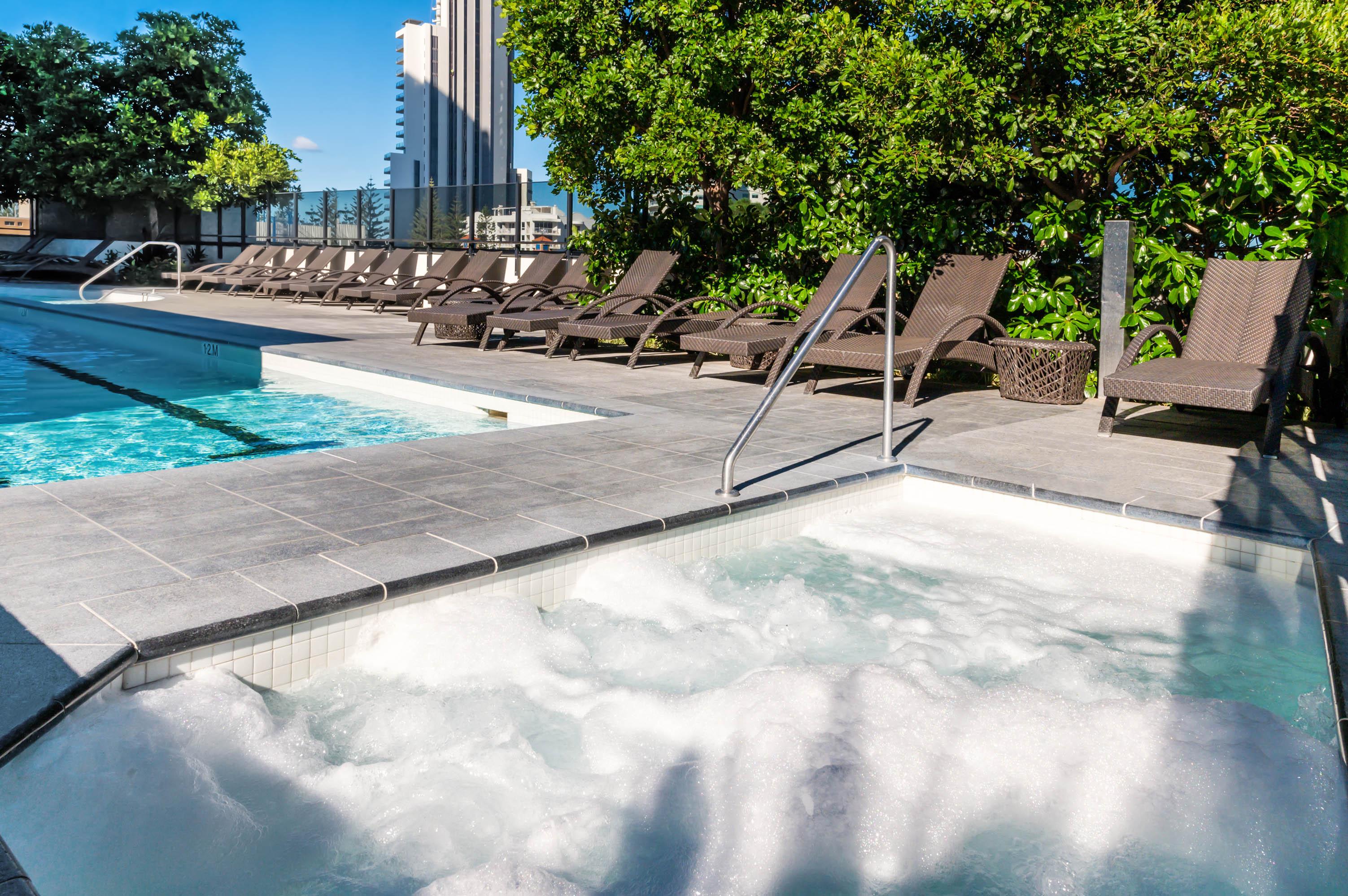 Peppers Broadbeach Gold Coast Eksteriør billede The rooftop pool at the hotel
