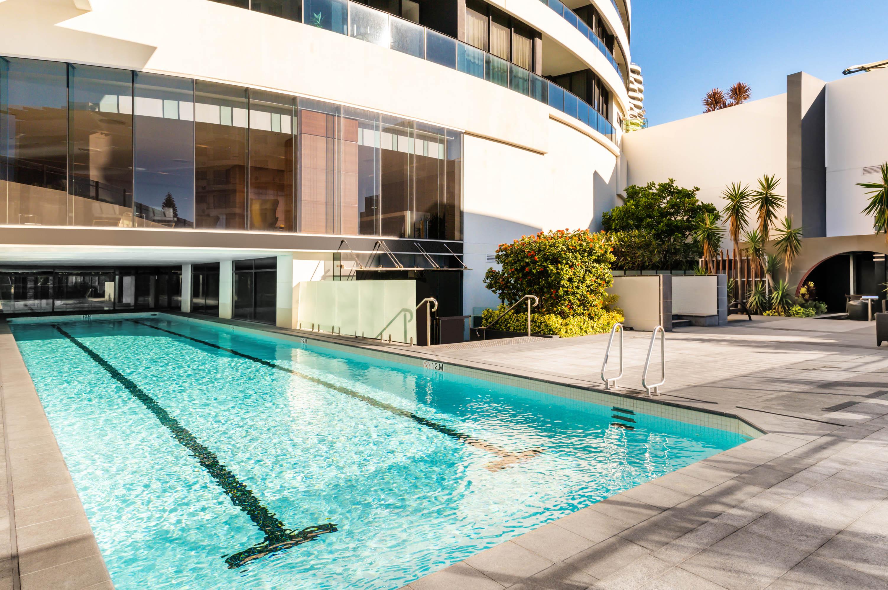 Peppers Broadbeach Gold Coast Eksteriør billede The swimming pool at the hotel